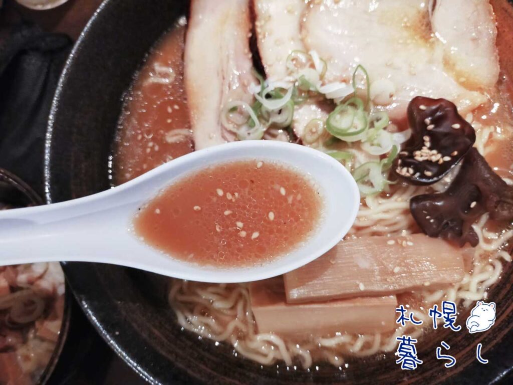 梅光軒のダブル豚チャーシュー麺のスープ